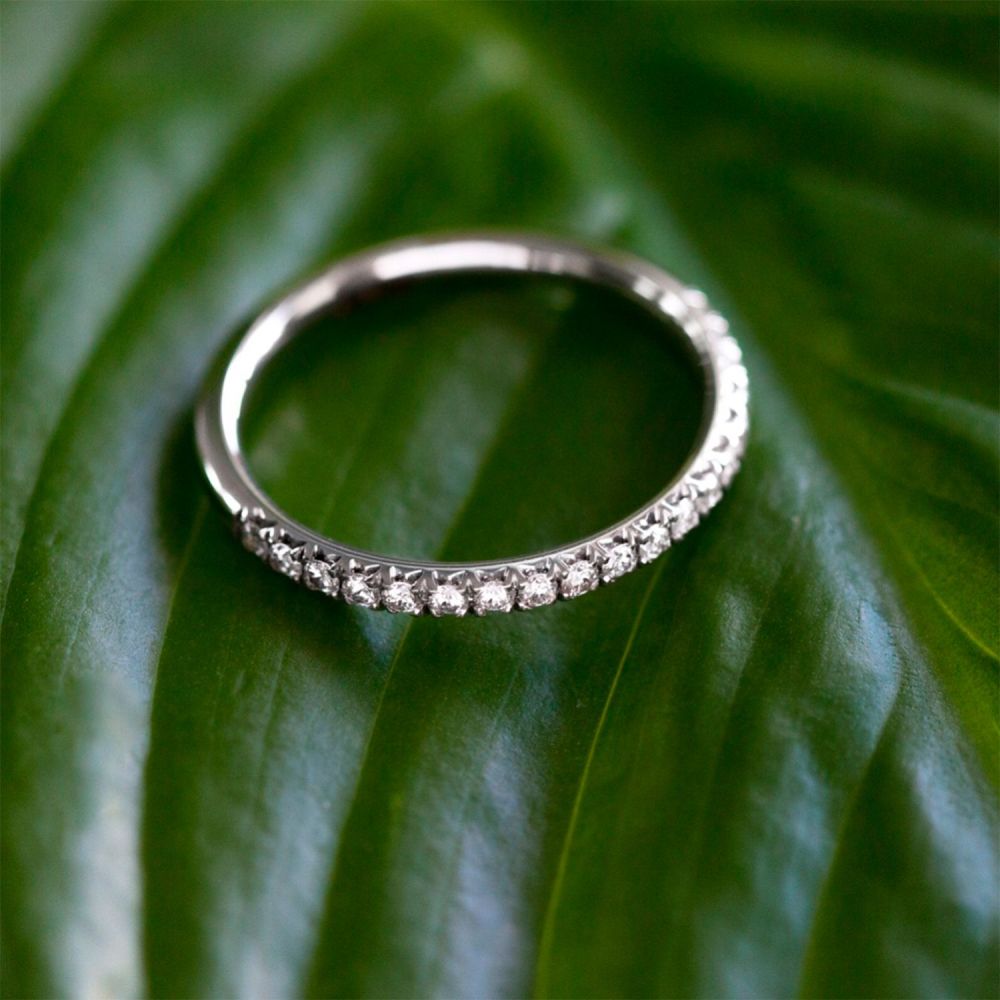Тонкое обручальное кольцо из белого золота с бриллиантами на заказ