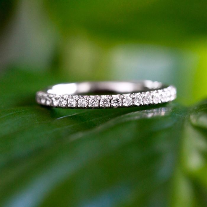 Женское обручальное кольцо из белого золота с бриллиантами 