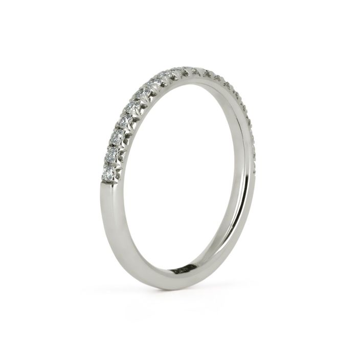 Женское обручальное кольцо из белого золота с бриллиантами 