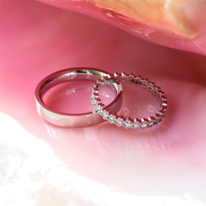 Глянцевые обручальные кольца с бриллиантами на колечке невесты