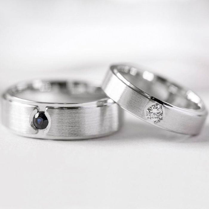 Матовые обручальные кольца с бриллиантом и сапфиром