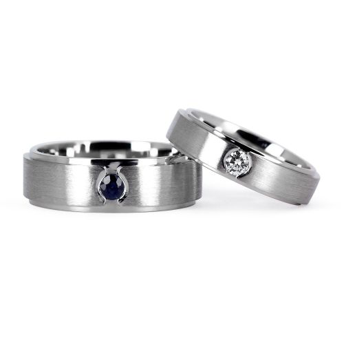 Матовые обручальные кольца с бриллиантом и сапфиром
