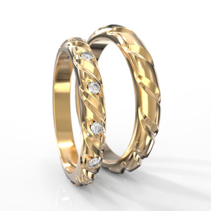 Парные обручальные кольца из желтого золота с рельефом и бриллиантами