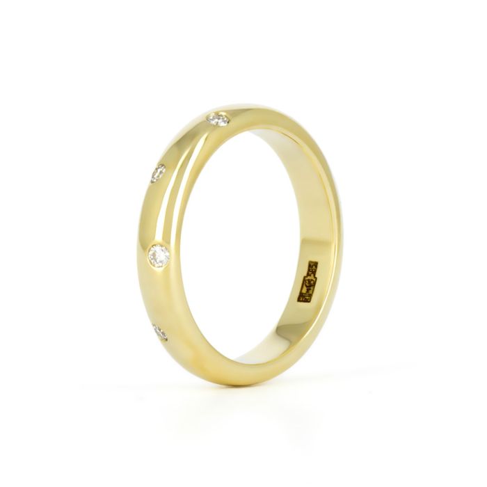 Золотые обручальные кольца в традиционном стиле