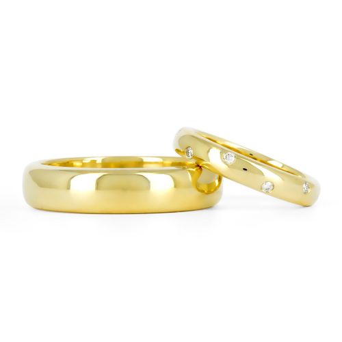 Золотые обручальные кольца в традиционном стиле