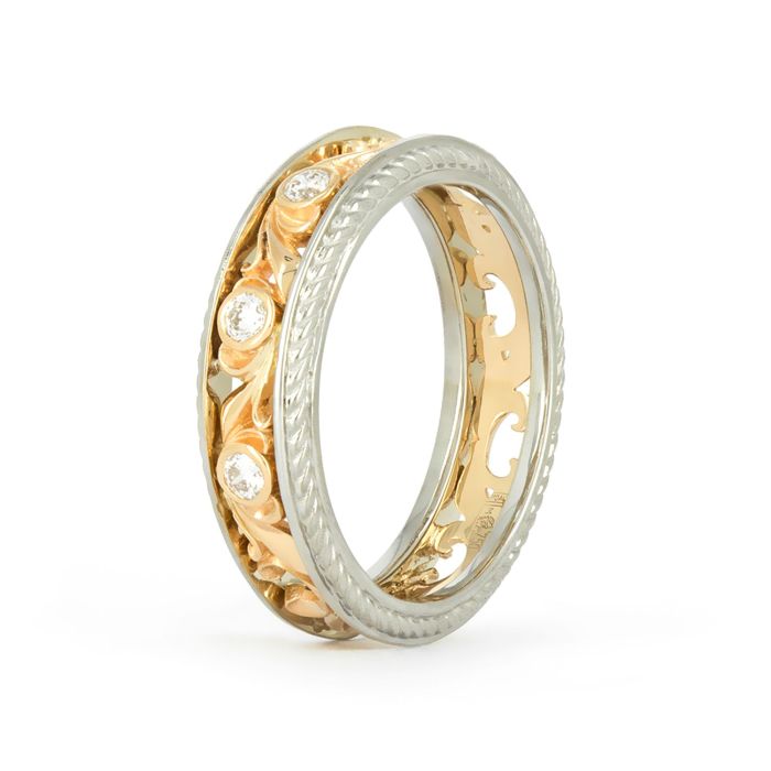 Золотые обручальные кольца с геральдической лилией