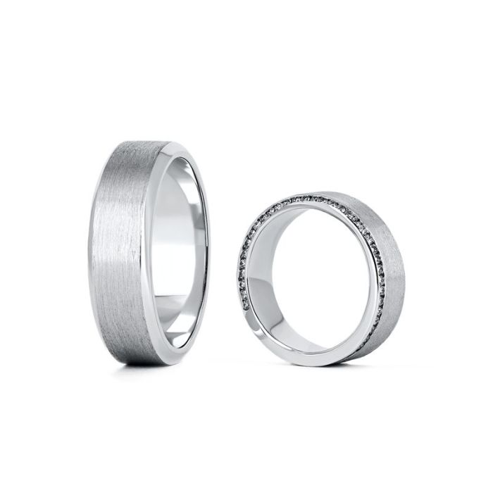 Белые обручальные кольца с оригинальной бриллиантовой дорожкой