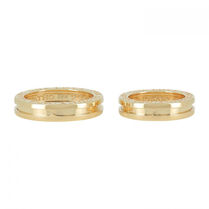 Обручальные кольца из золота с гравировкой и девизом молодоженов на торцевых поверхностях и внутри кольца