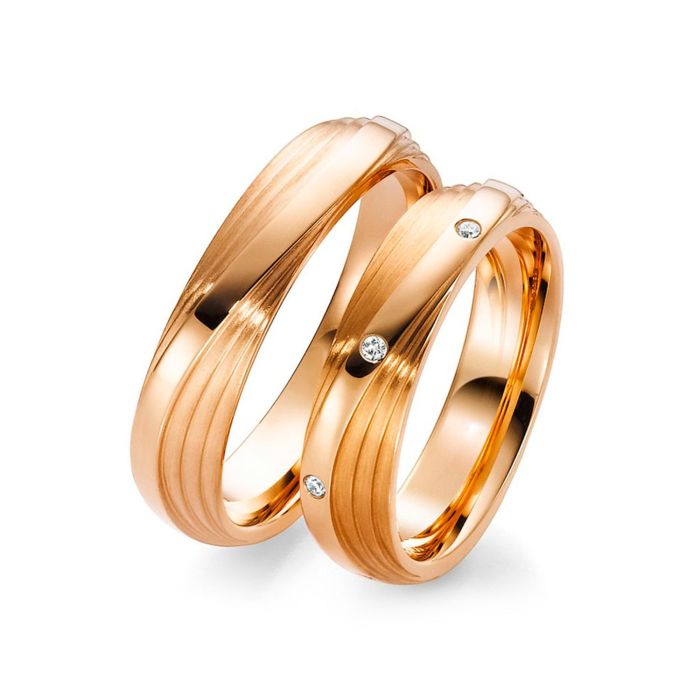 Парные обручальные кольца из красного золота с бриллиантами оригинальной формы