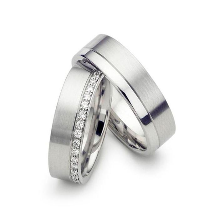 Широкие обручальные кольца с бриллиантами и глянцевой поверхностью
