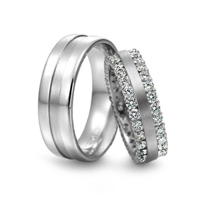 Золотые обручальные кольца с бриллиантами у невесты