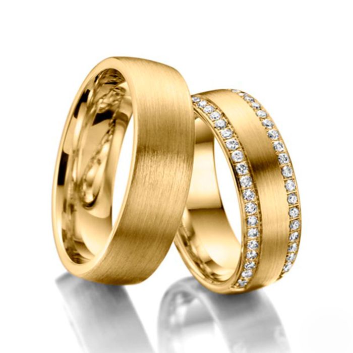 Обручальные кольца классические из желтого золота с белыми бриллиантами