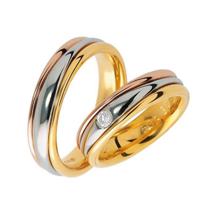 Кольца обручальные из комбинированного золота с бриллиантом на кольце невесты
