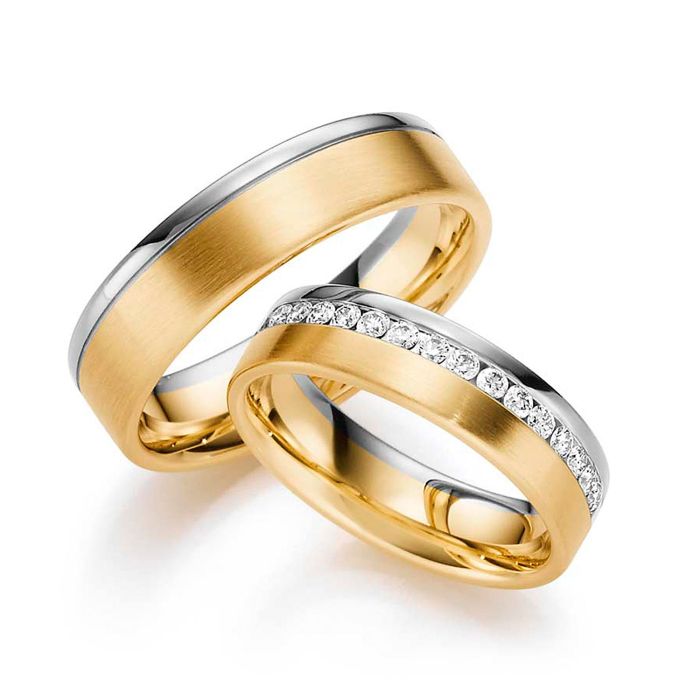 Обручальные кольца из комбинированного золота с бриллиантами на кольце невесты