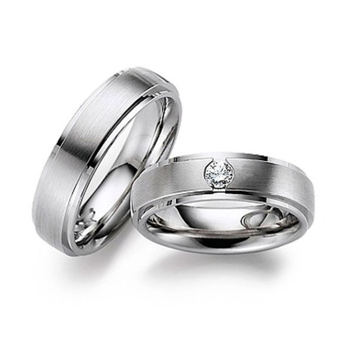 Обручальные кольца с бриллиантом на колечке невесты