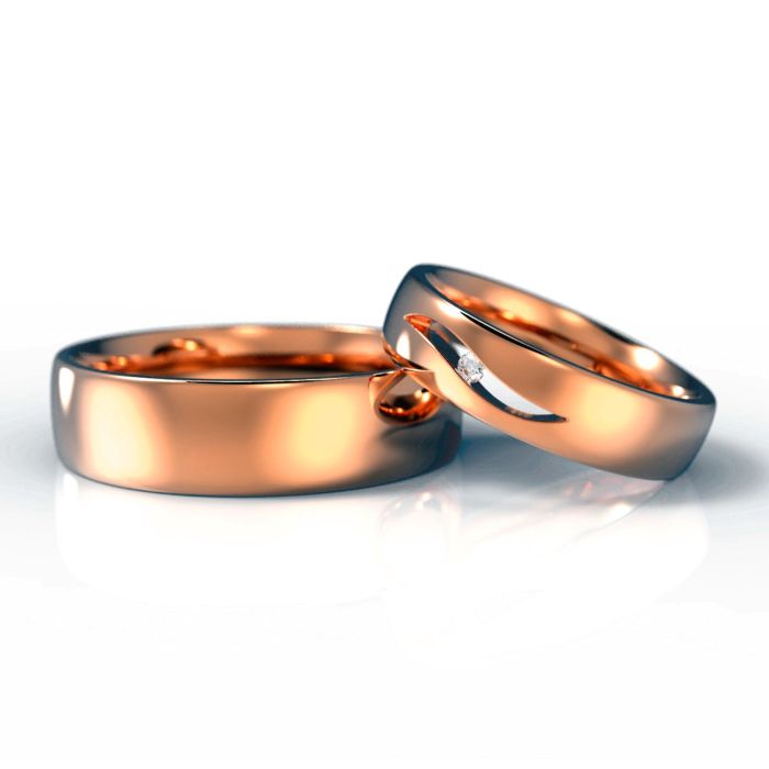 Обручальные кольца из желтого золота с бриллиантом на колечке невесты