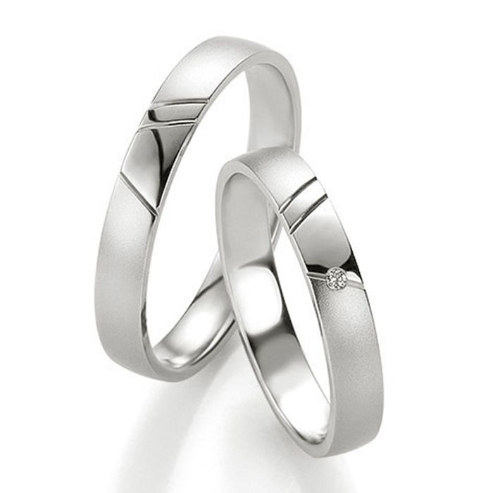 Кольца обручальные с зарубками и бриллиантом на кольце невесты