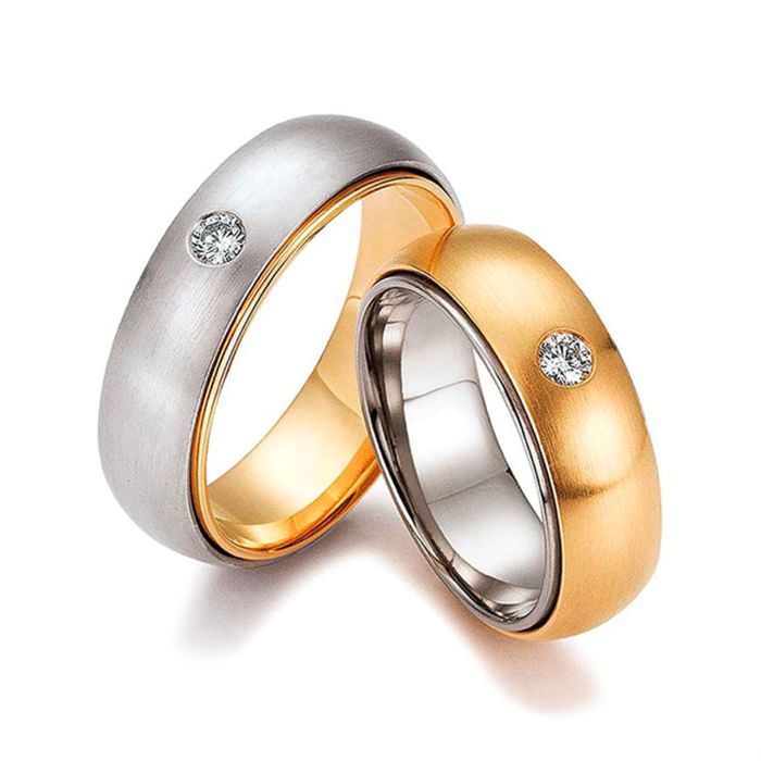 Матовые обручальные кольца из золота двух цветов с бриллиантами