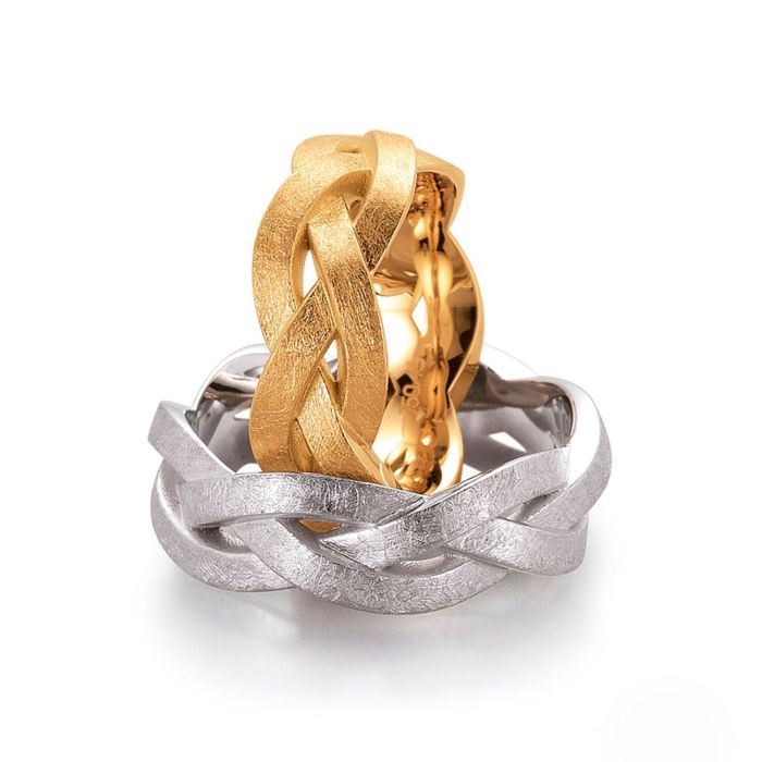 Парные обручальные кольца из золота в виде плетения