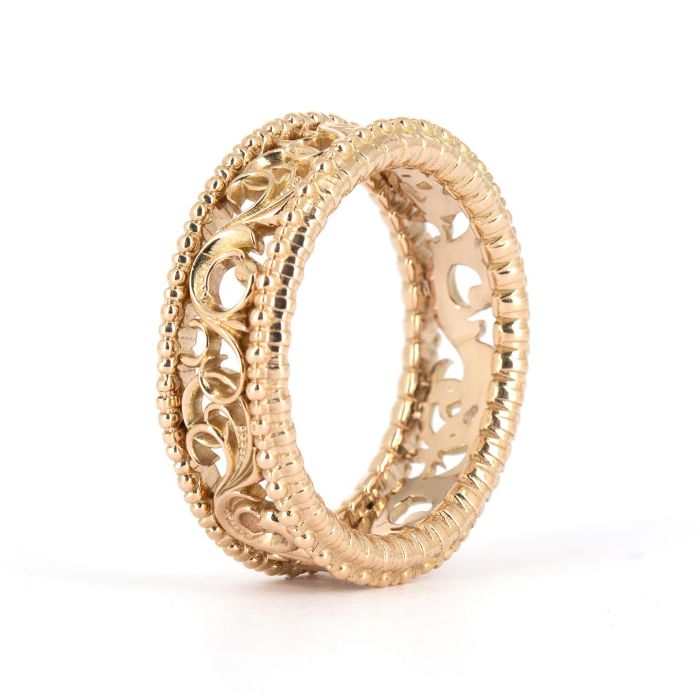 Золотое кольцо с объемным орнаментом из красного золота