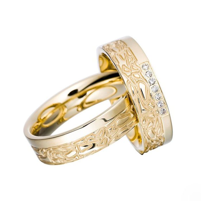 Обручальные кольца из желтого золота с узором и бриллиантами 