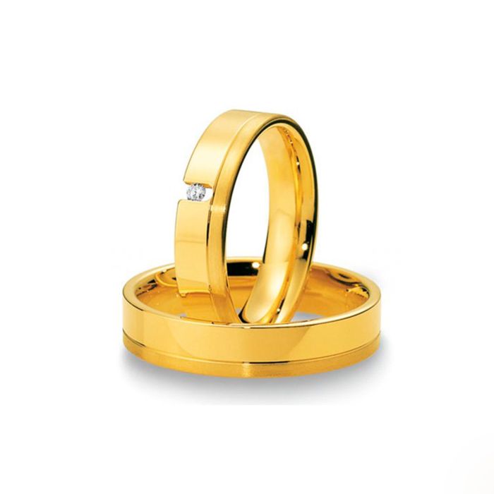 Парные обручальные кольца из желтого золота с бриллиантом