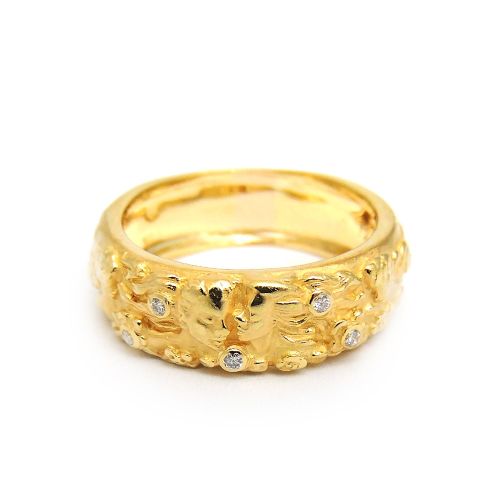 Золотое обручальное кольцо с бриллиантами и рисунком 