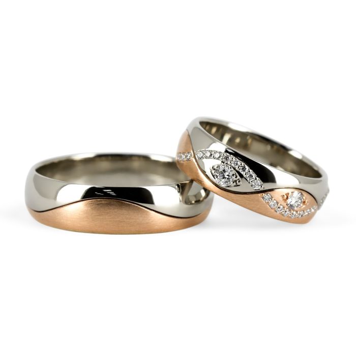 Обручальные кольца в виде волнистой полоски бриллиантов на колечке невесты