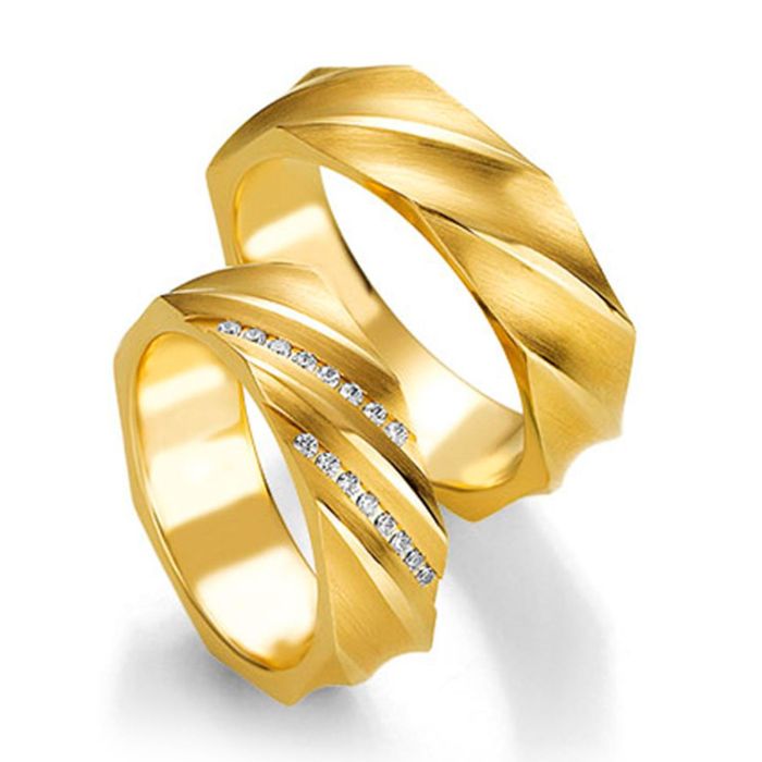 Обручальные кольца из желтого золота с бриллиантами 