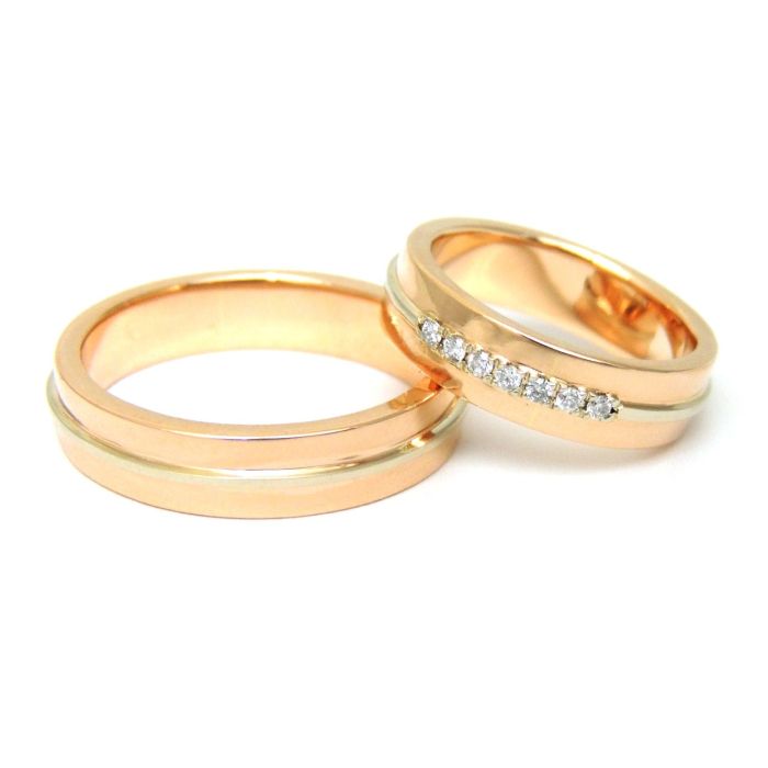 Стильные золотые обручальные кольца с бриллиантами