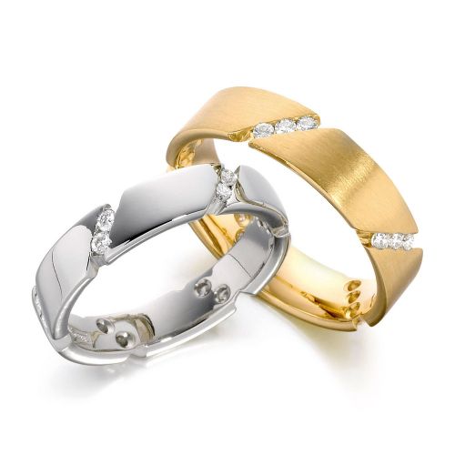 Парные обручальные кольца из белого и желтого золота с бриллиантами