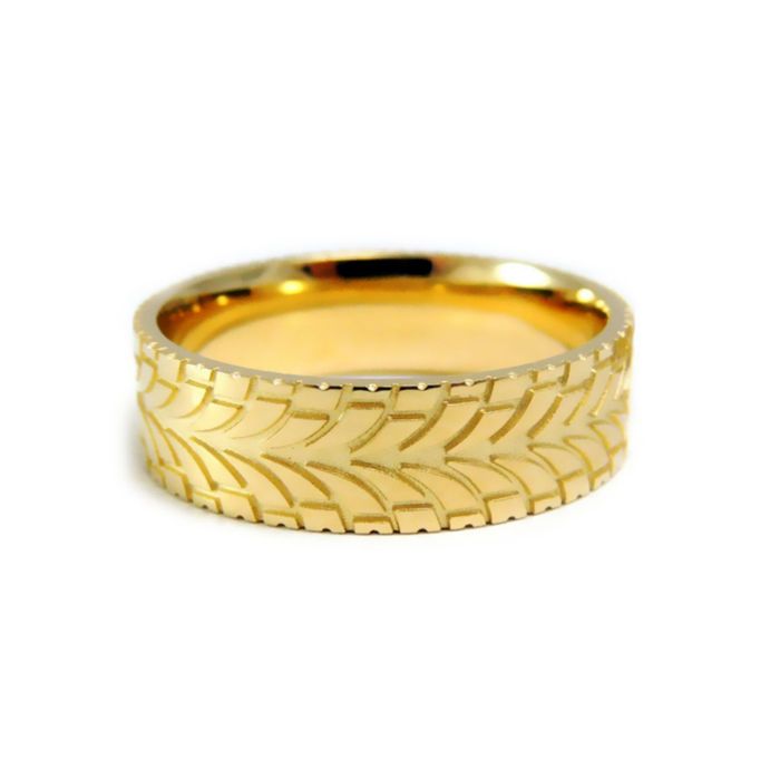 Мужское кольцо с рисунком протектора из желтого золота 