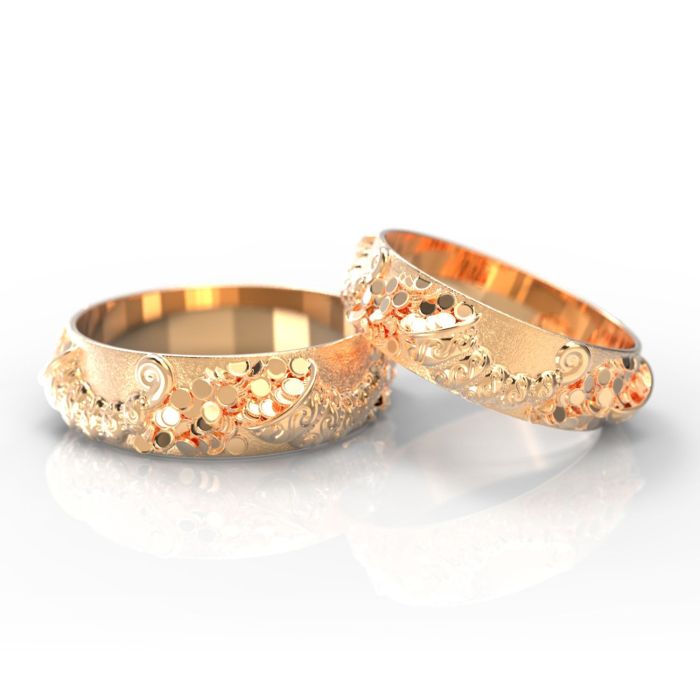Парные обручальные кольца с объемным узором из красного золота