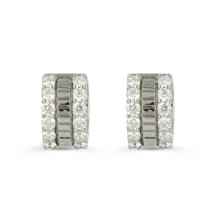 Серьги с объемными деталями и бриллиантами