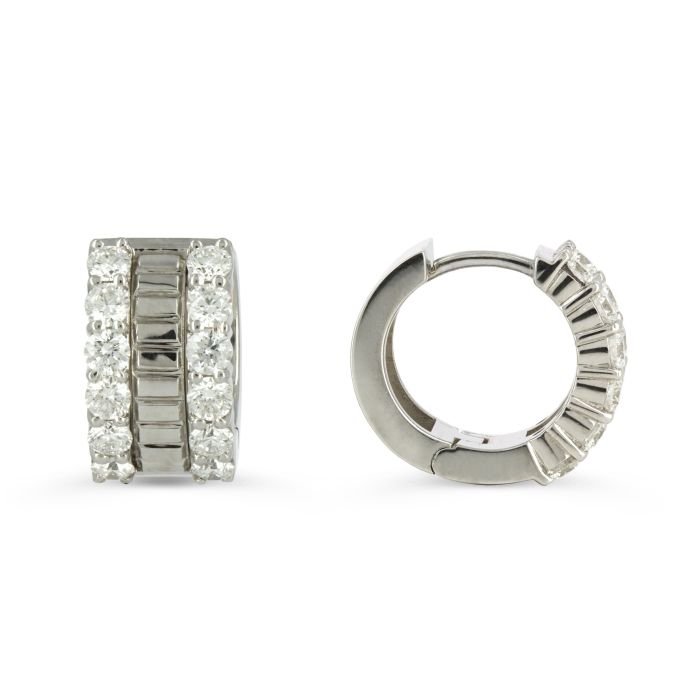 Серьги с объемными деталями и бриллиантами