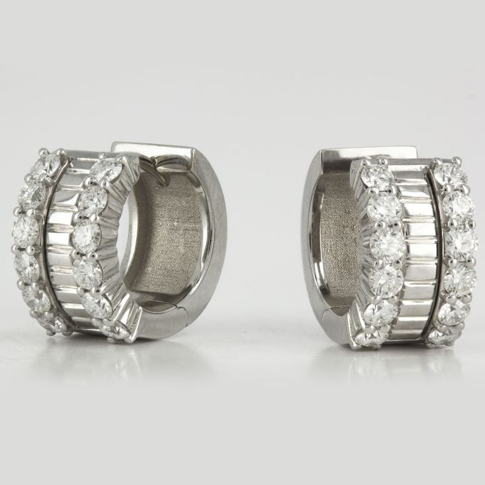 Серьги с объемными деталями и бриллиантами