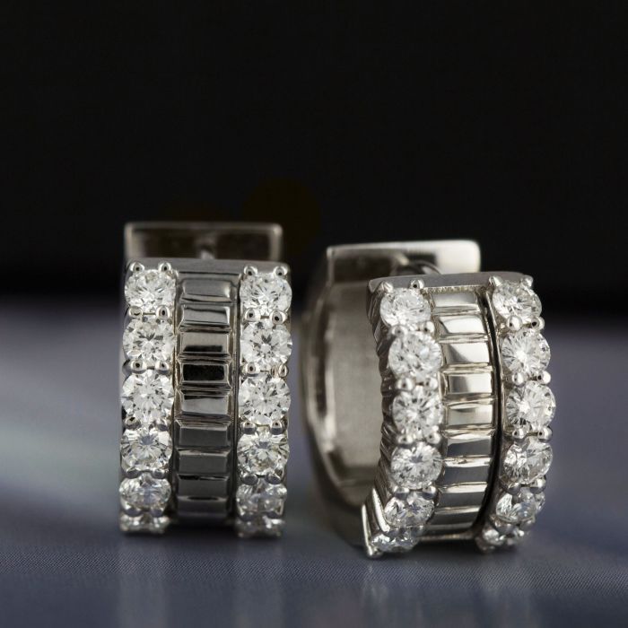 Серьги с объемными деталями и бриллиантами