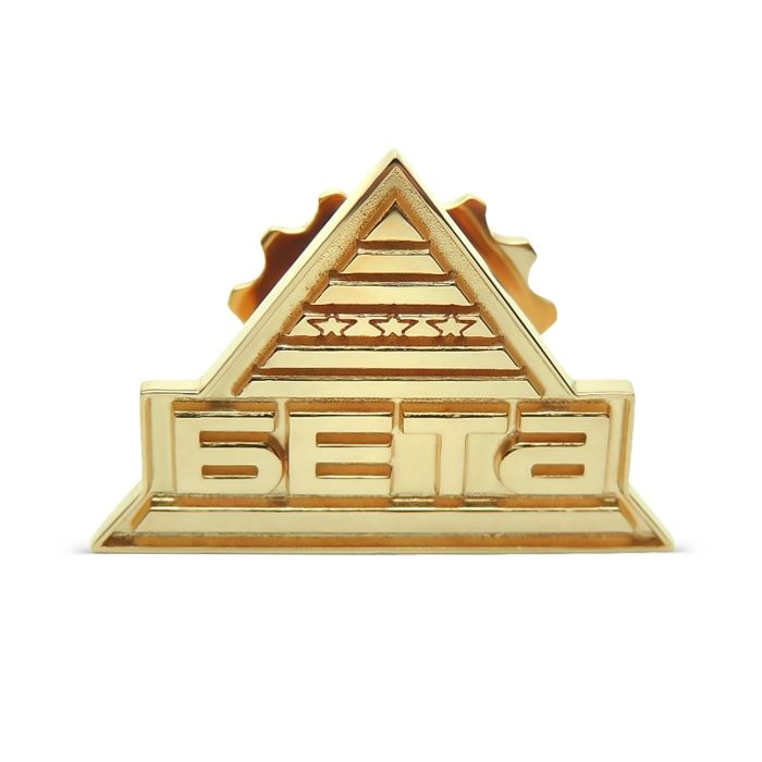 Значок из желтого золота с логотипом компании «Бета»