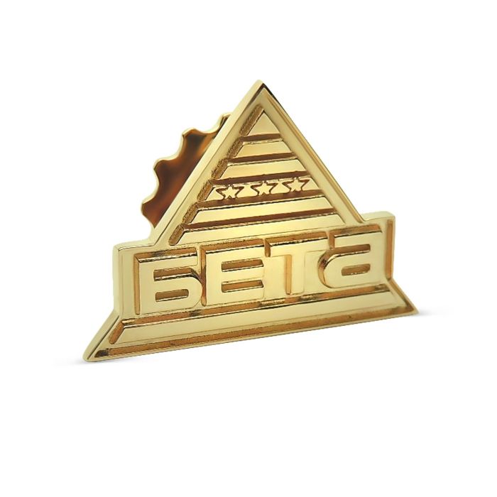 Значок из желтого золота с логотипом компании «Бета»