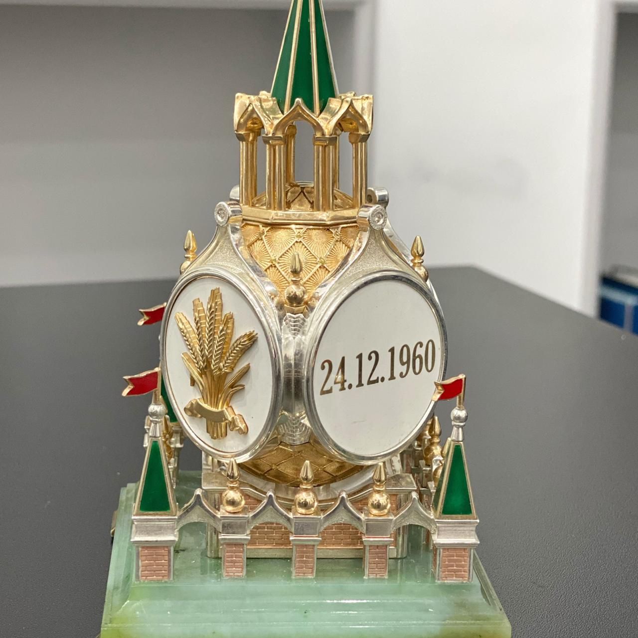 Настольная статуэтка с подвижным элементом