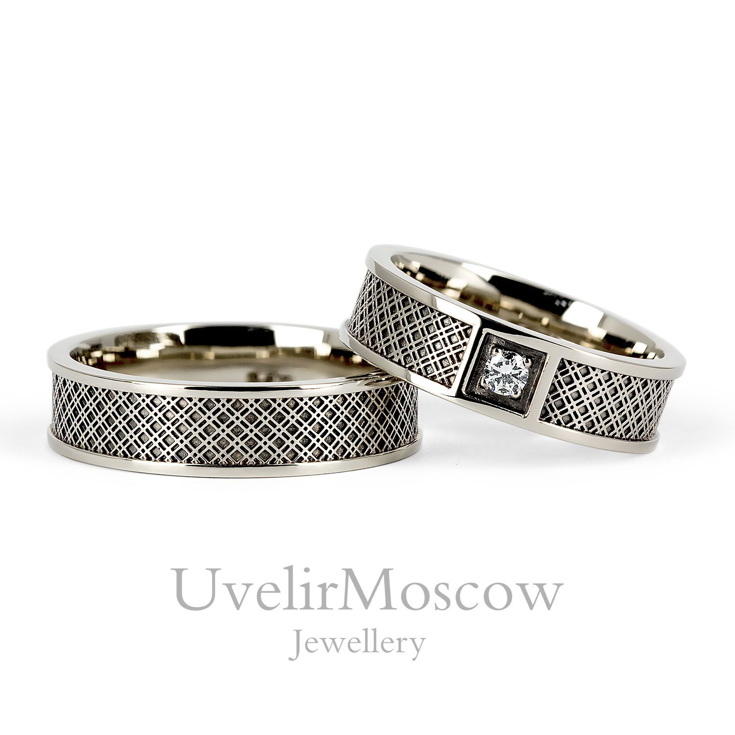 Обручальные кольца из белого золота с чернением и бриллиантами