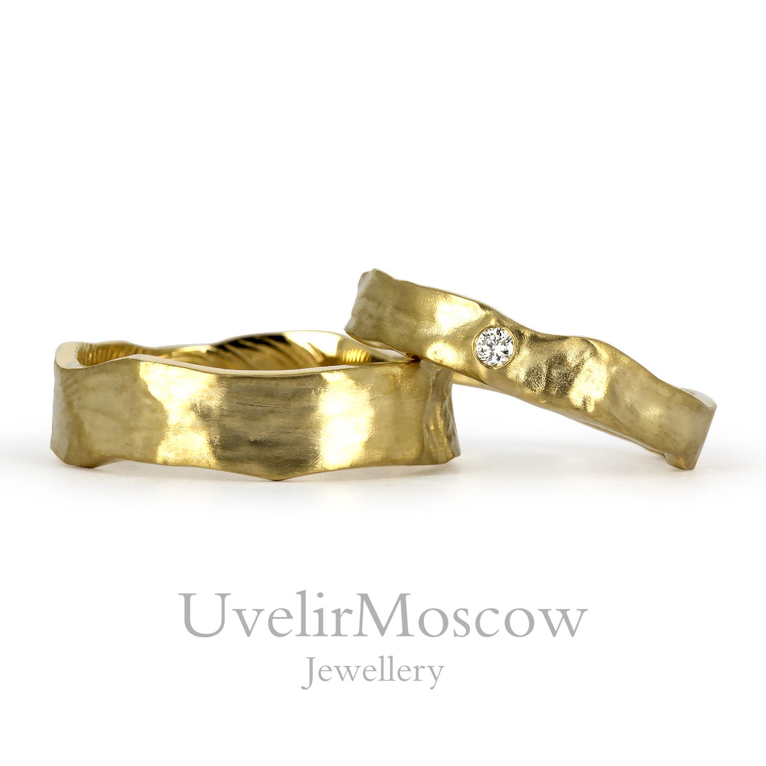 Парные обручальные кольца из желтого золота оригинальной формы