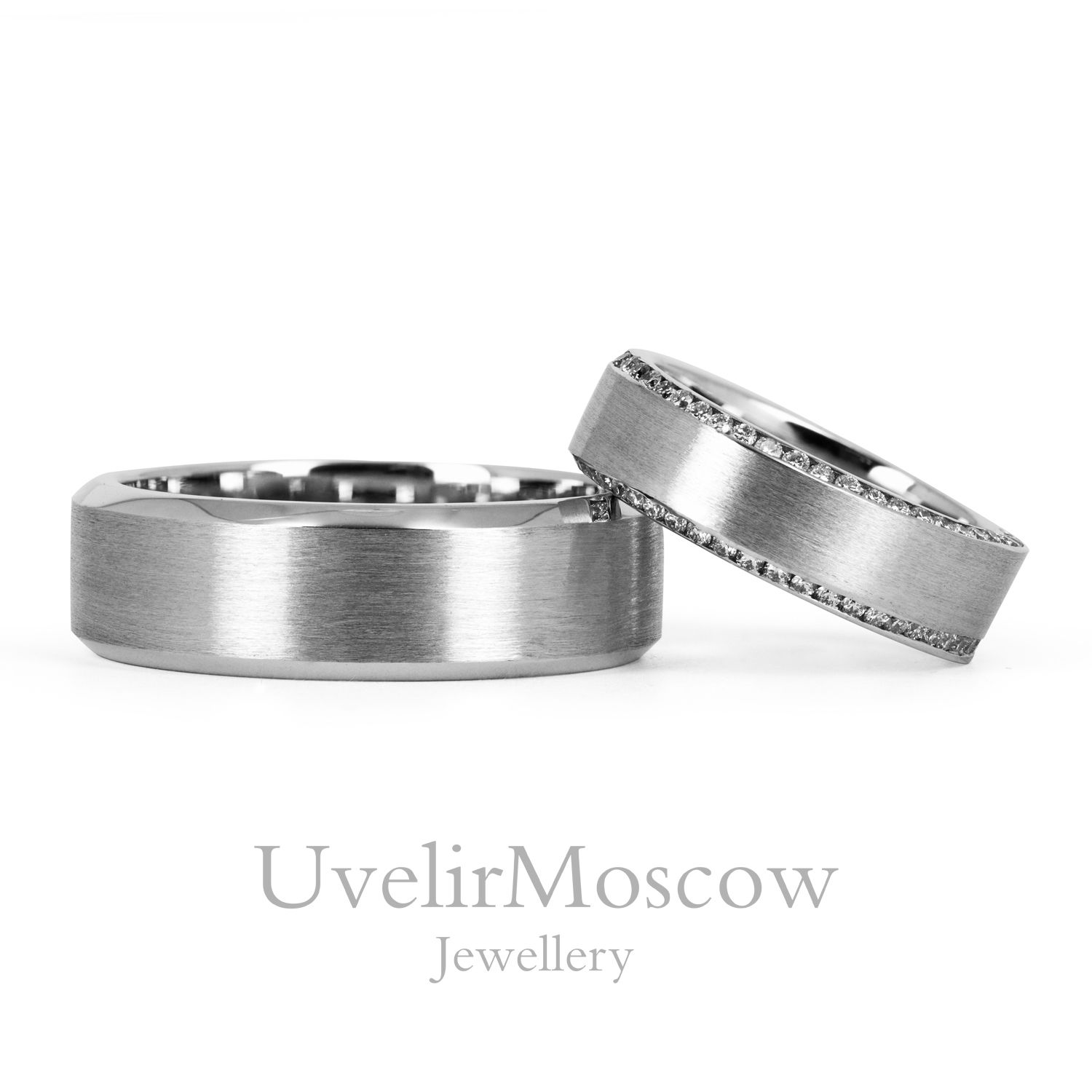 Матовые обручальные кольца из белого золота с бриллиантовой дорожкой