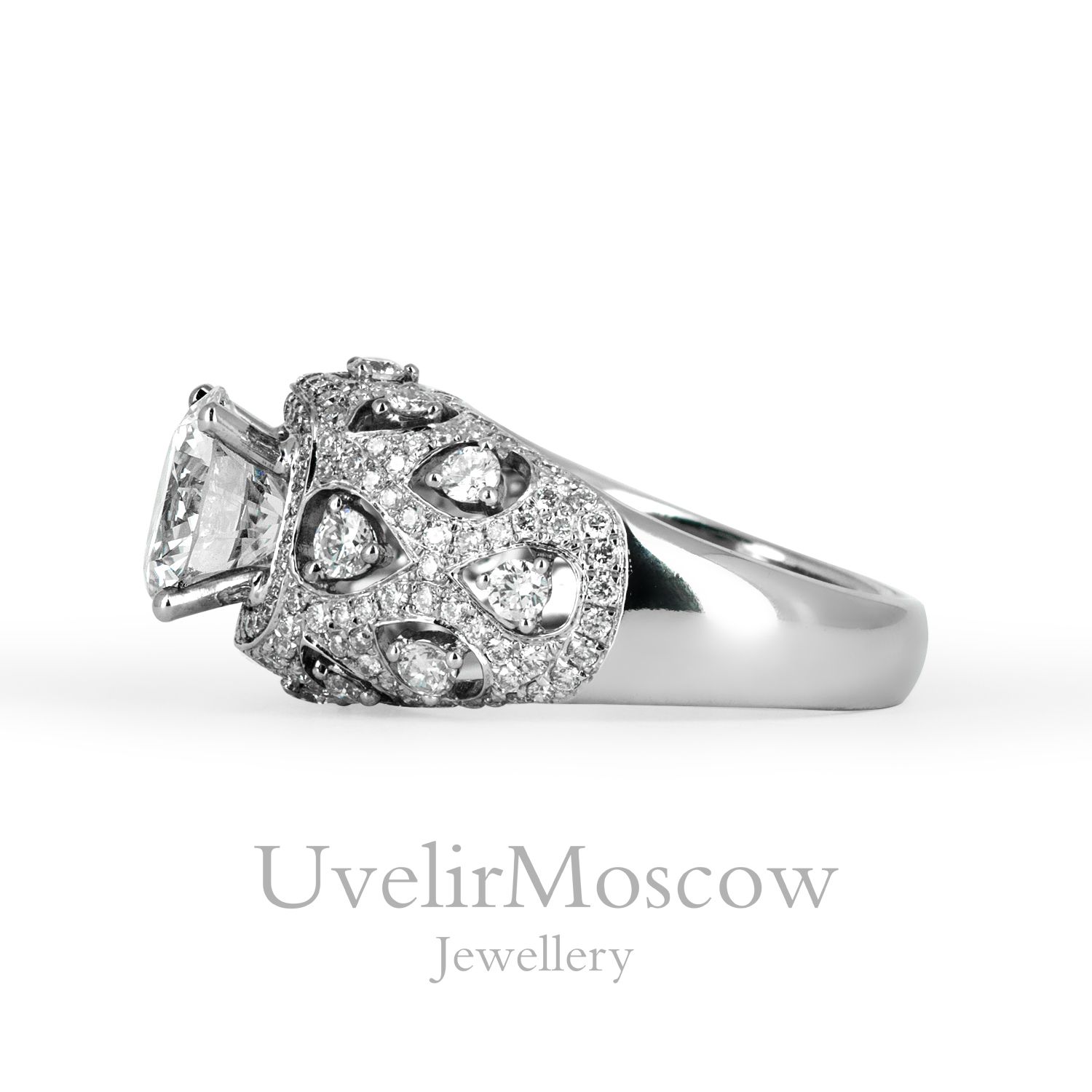 Перстень из белого золота с крупным бриллиантом