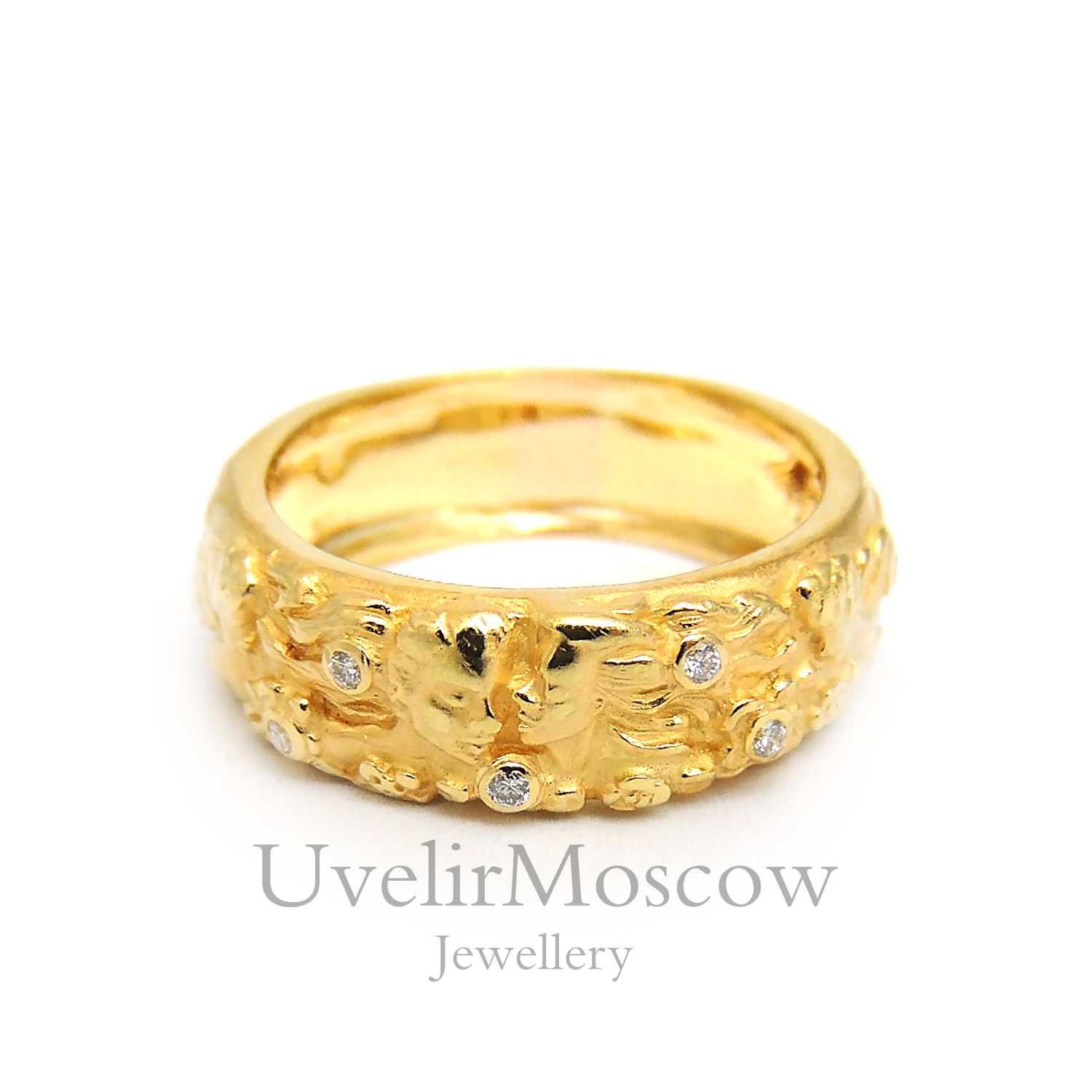  Обручальное кольцо из желтого золота с рельефным рисунком и бриллиантами
