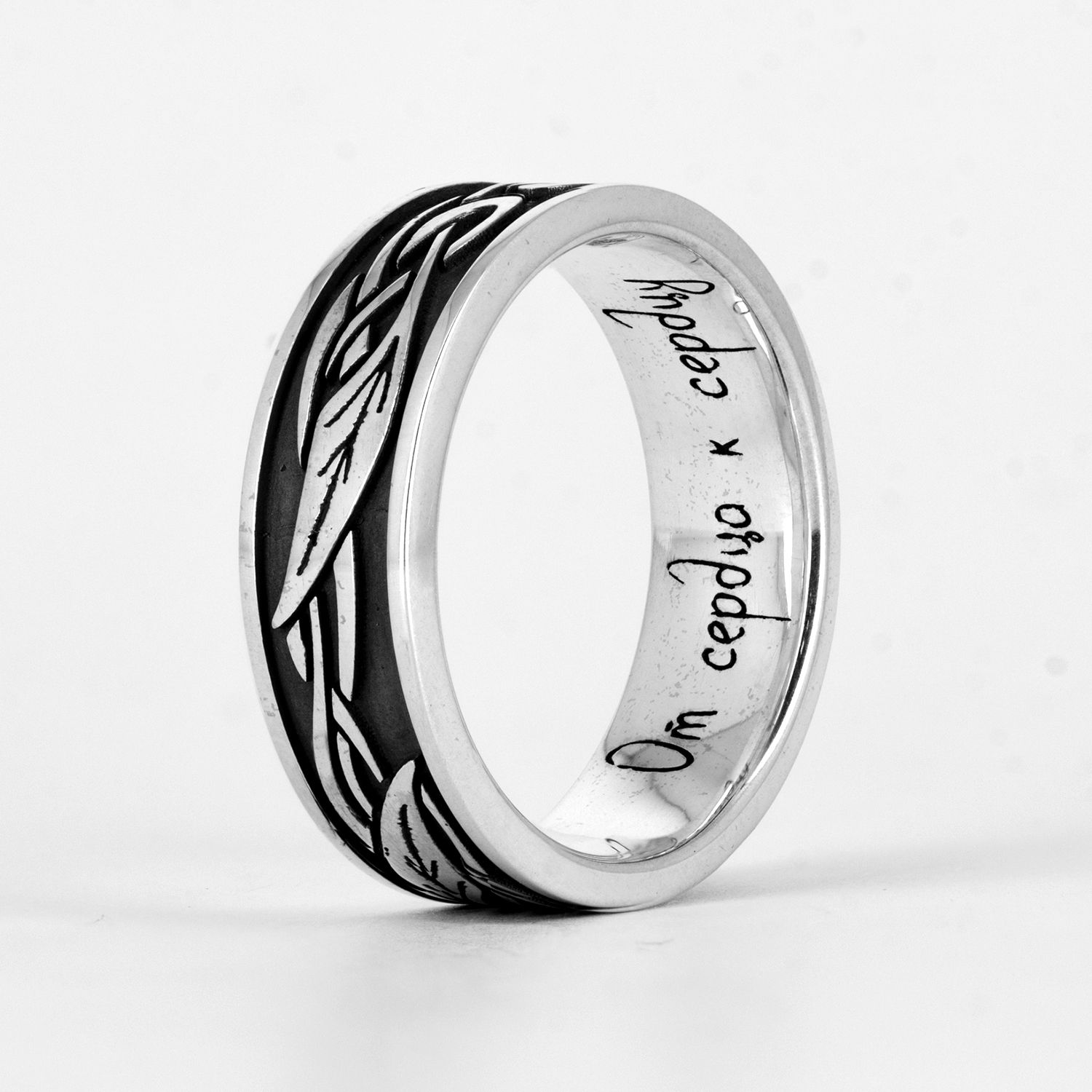 Золотое обручальное кольцо с рельефным растительным узором 