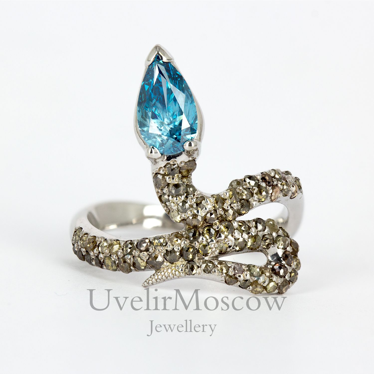Золотое кольцо в виде змеи с бриллиантами и топазами