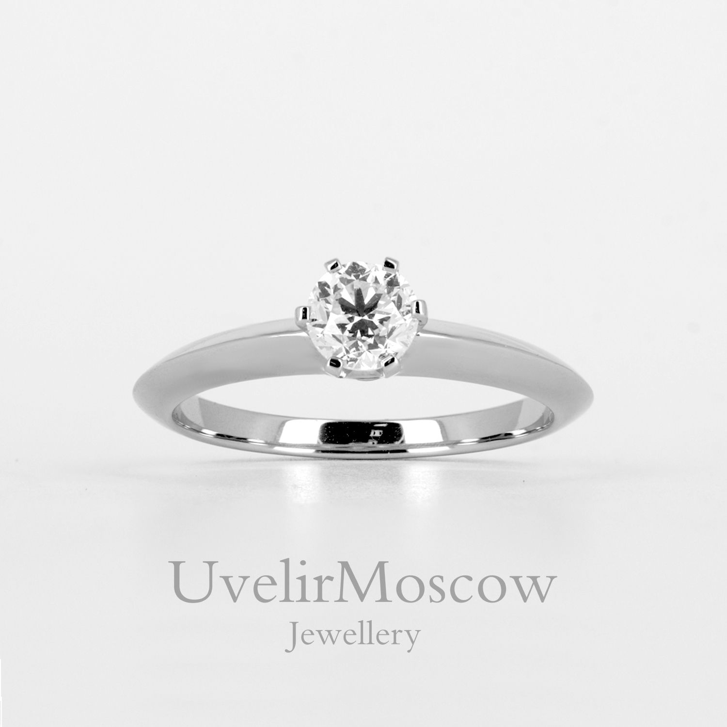 Кольцо помолвочное в классическом стиле из белого золота