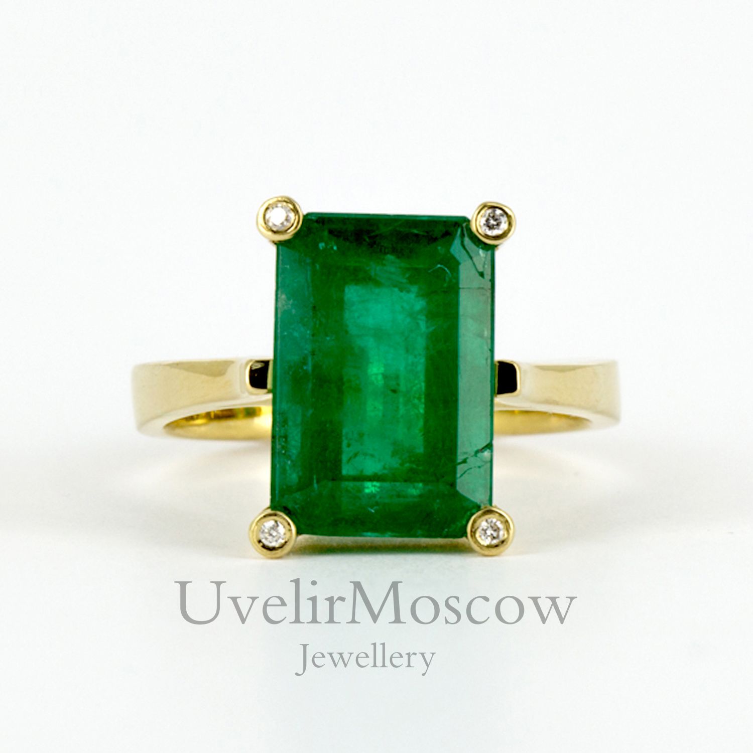 Женское кольцо из желтого золота с изумрудом 