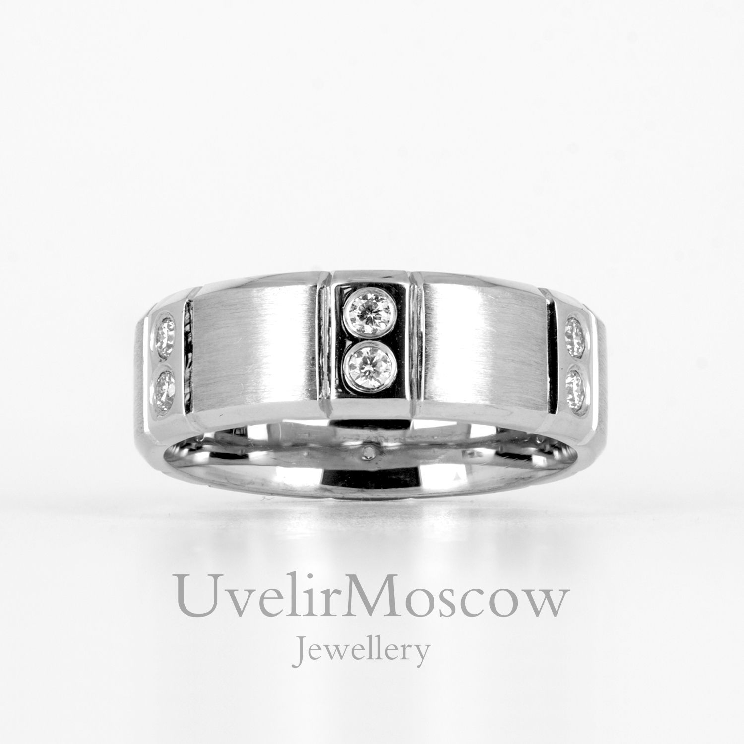 Мужское обручальное кольцо с матовой поверхностью и бриллиантами